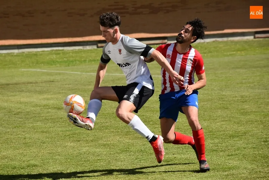 Foto 9 - El Senior del Ciudad Rodrigo solventa otra vez desde los 11 metros un duelo contra la parte baja