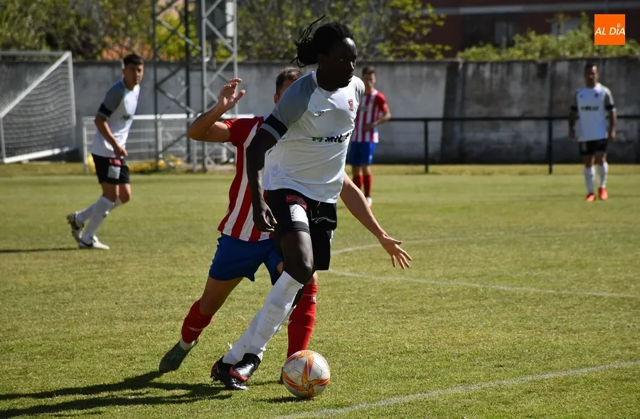 Foto 10 - El Senior del Ciudad Rodrigo solventa otra vez desde los 11 metros un duelo contra la parte baja