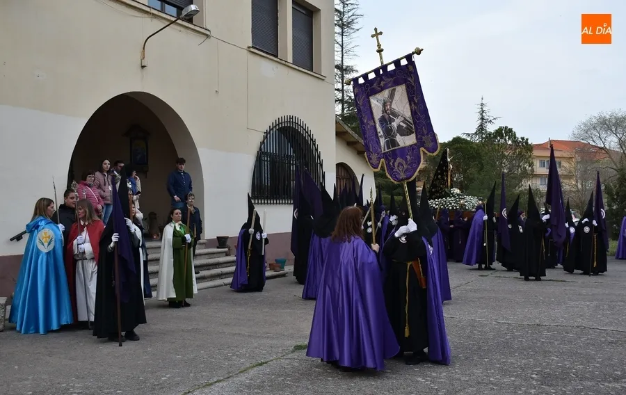 Foto 2 - La Dolorosa abre las procesiones de Semana Santa con un acompa&ntilde;amiento musical reducido