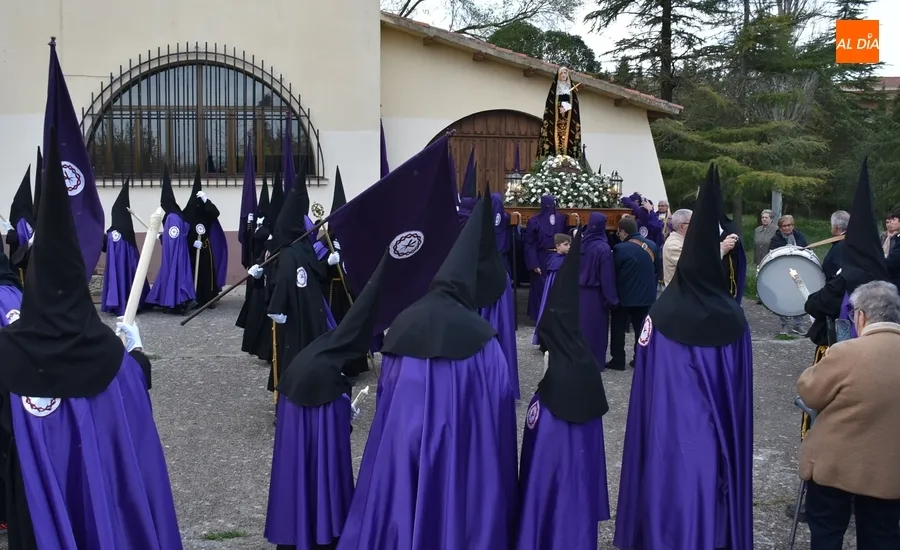 Foto 3 - La Dolorosa abre las procesiones de Semana Santa con un acompa&ntilde;amiento musical reducido