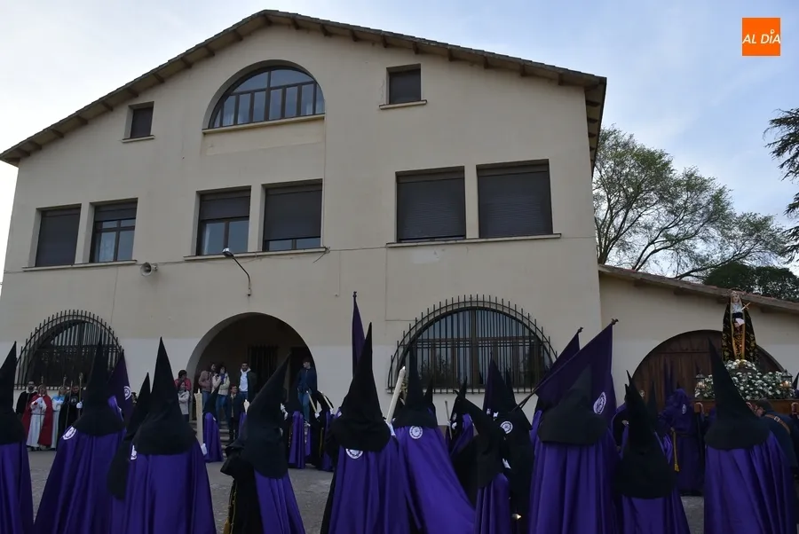 Foto 4 - La Dolorosa abre las procesiones de Semana Santa con un acompa&ntilde;amiento musical reducido