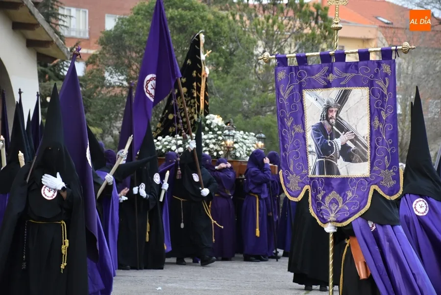 Foto 5 - La Dolorosa abre las procesiones de Semana Santa con un acompa&ntilde;amiento musical reducido
