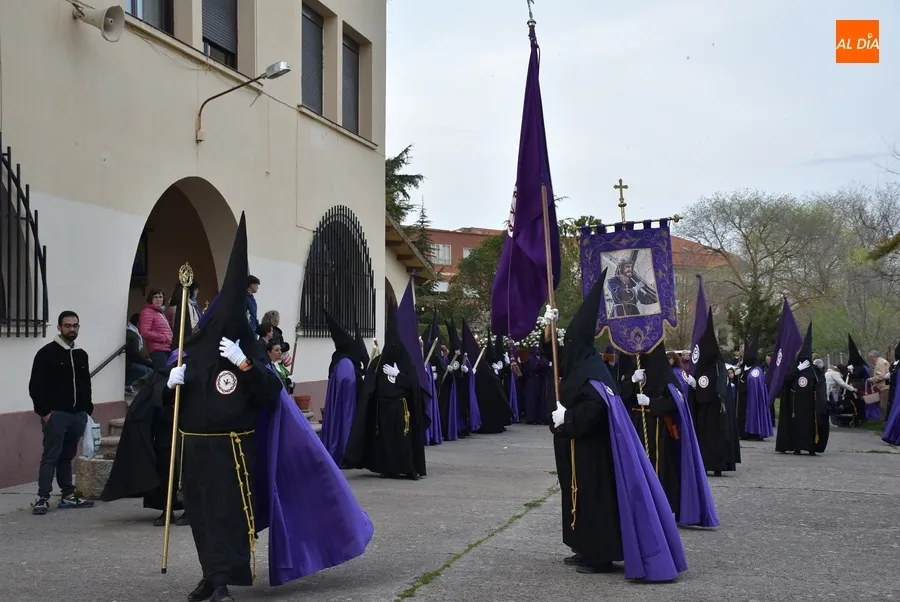 Foto 6 - La Dolorosa abre las procesiones de Semana Santa con un acompa&ntilde;amiento musical reducido