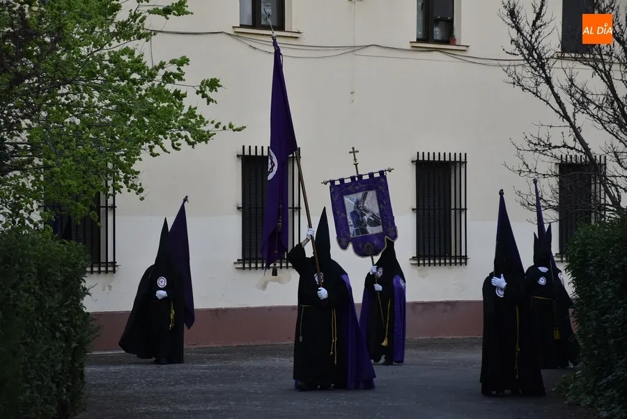 Foto 7 - La Dolorosa abre las procesiones de Semana Santa con un acompa&ntilde;amiento musical reducido