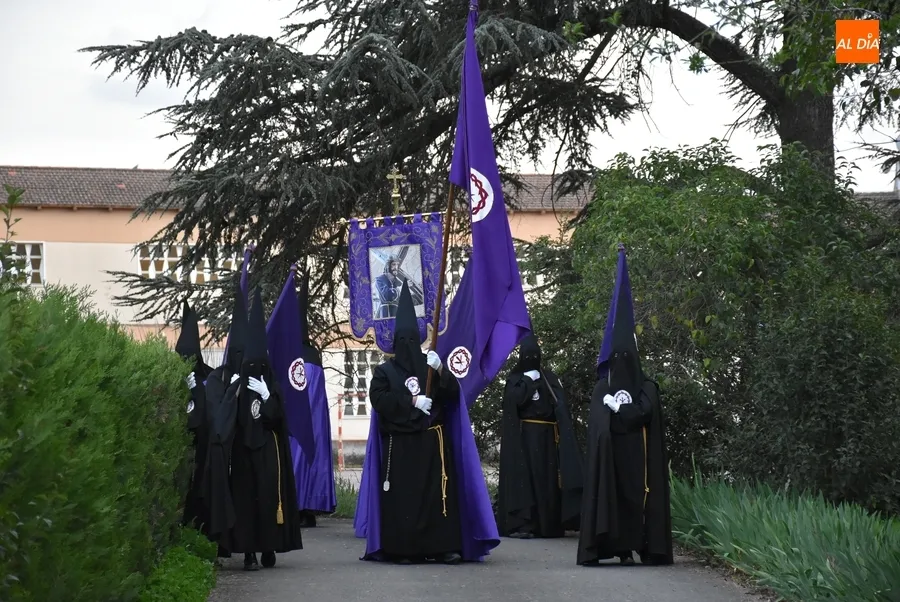 Foto 8 - La Dolorosa abre las procesiones de Semana Santa con un acompa&ntilde;amiento musical reducido