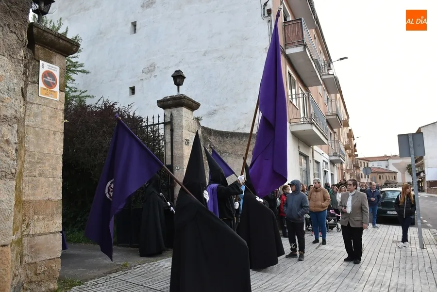 Foto 9 - La Dolorosa abre las procesiones de Semana Santa con un acompa&ntilde;amiento musical reducido