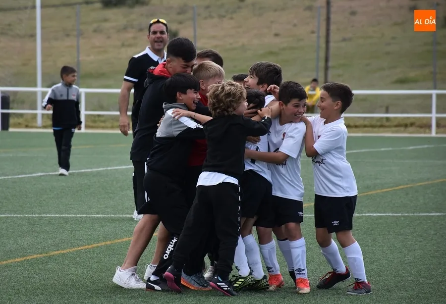 Foto 9 - El Benjam&iacute;n B del Ciudad Rodrigo canta el alir&oacute;n liguero tras una espl&eacute;ndida temporada