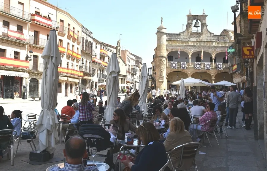 Foto 5 - Concluye el Mercado Artesano mientras se apura la Semana Santa en las terrazas