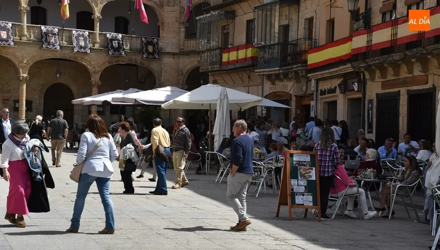 Foto 8 - Concluye el Mercado Artesano mientras se apura la Semana Santa en las terrazas
