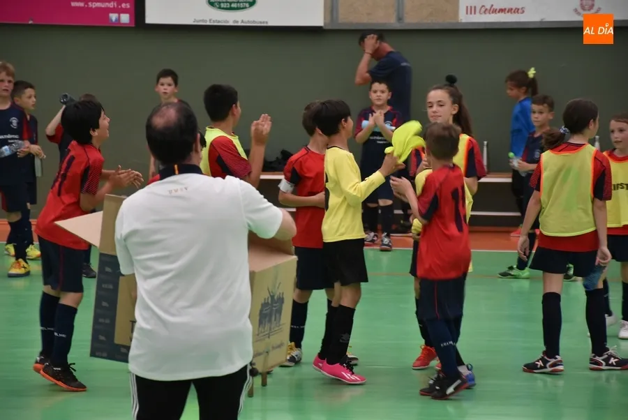 Foto 2 - El Benjam&iacute;n A del III Columnas levanta la copa de campeones de Liga