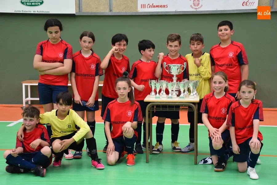 Foto 3 - El Benjam&iacute;n A del III Columnas levanta la copa de campeones de Liga
