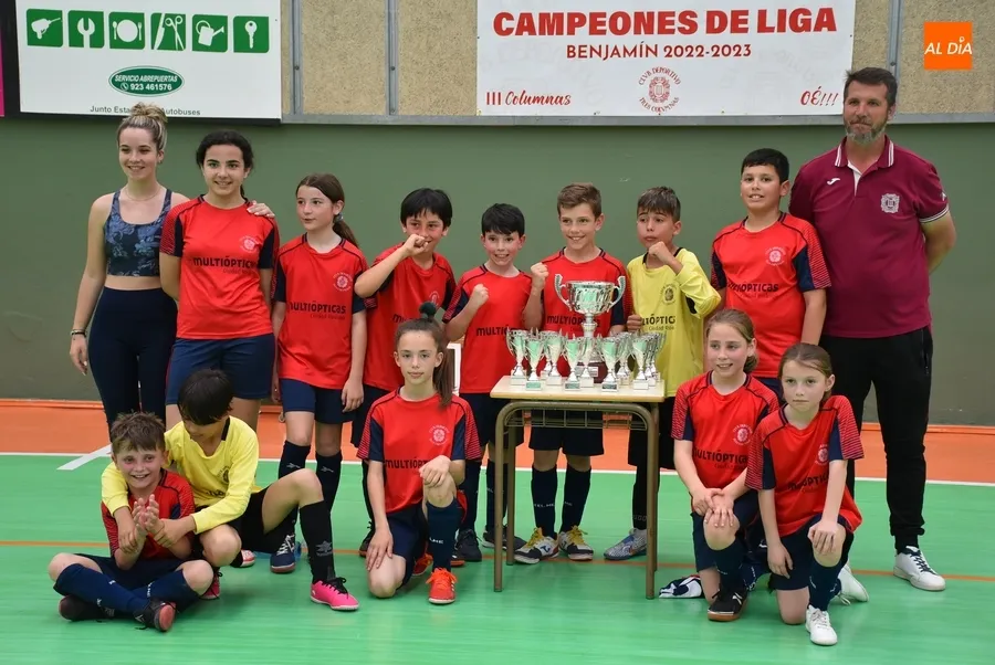 Foto 4 - El Benjam&iacute;n A del III Columnas levanta la copa de campeones de Liga