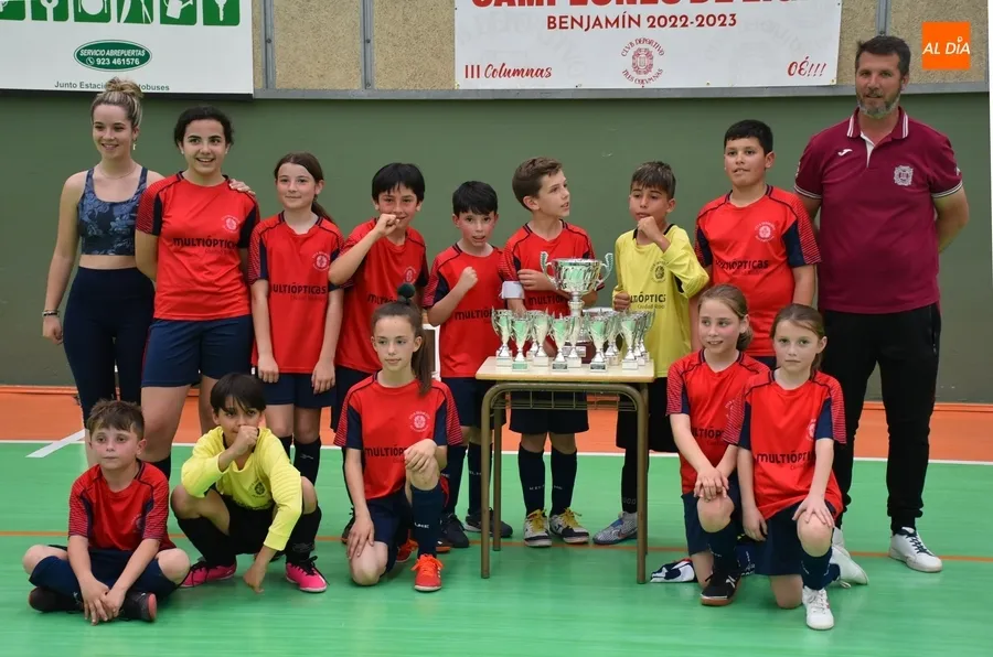 Foto 5 - El Benjam&iacute;n A del III Columnas levanta la copa de campeones de Liga