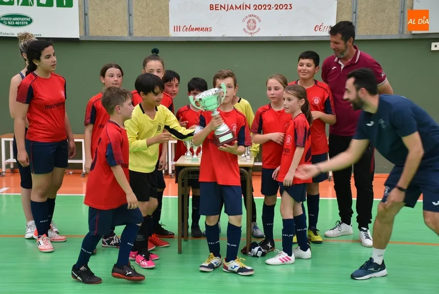 Foto 6 - El Benjam&iacute;n A del III Columnas levanta la copa de campeones de Liga