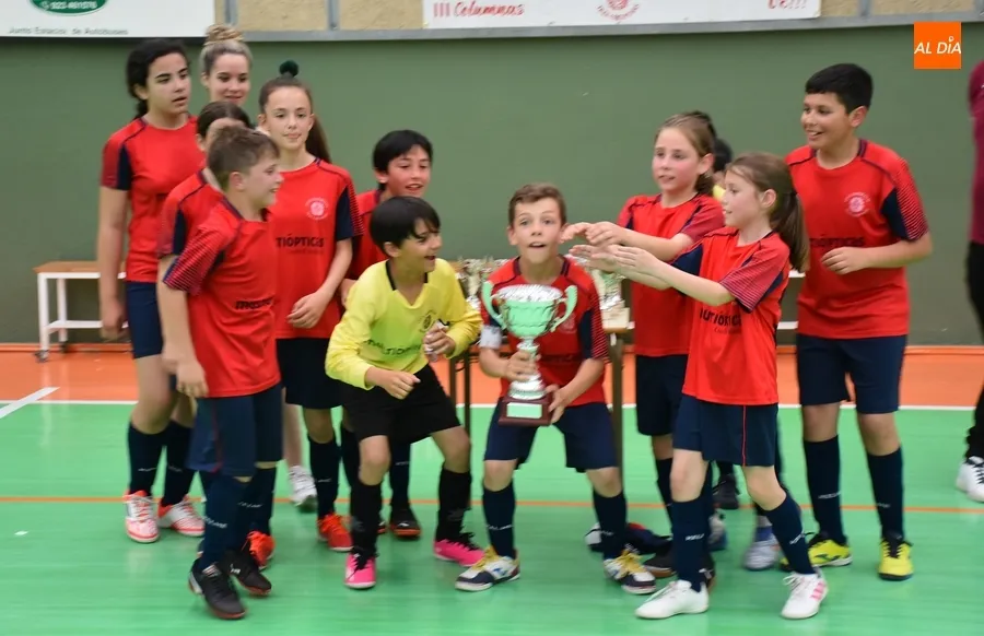 Foto 7 - El Benjam&iacute;n A del III Columnas levanta la copa de campeones de Liga