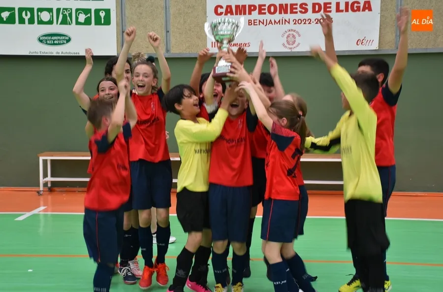 Foto 8 - El Benjam&iacute;n A del III Columnas levanta la copa de campeones de Liga