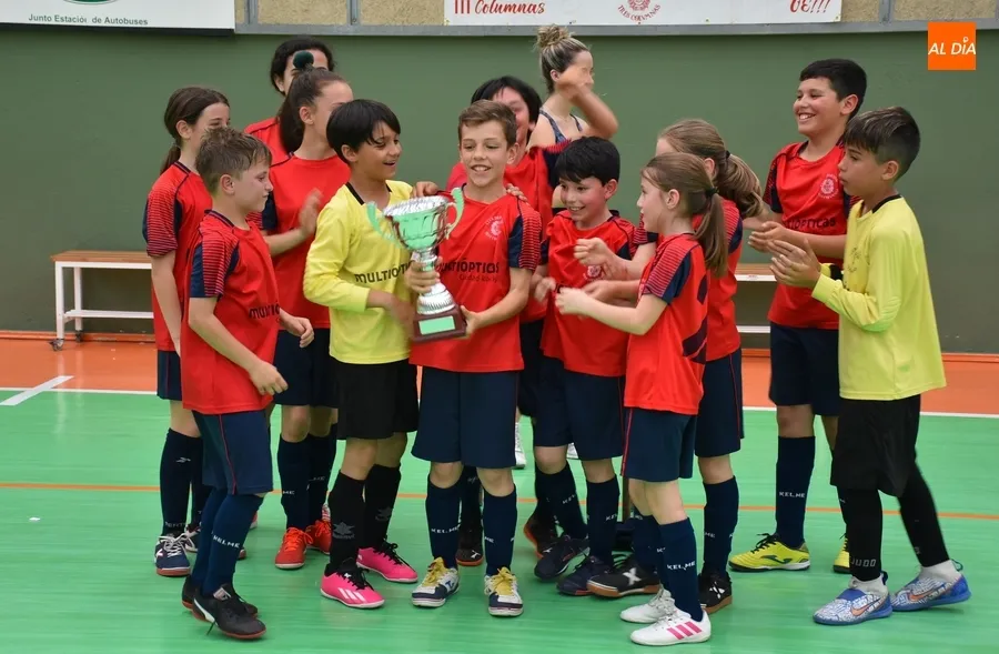 Foto 9 - El Benjam&iacute;n A del III Columnas levanta la copa de campeones de Liga