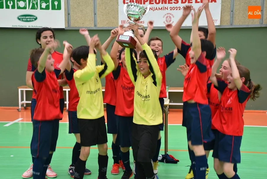 Foto 10 - El Benjam&iacute;n A del III Columnas levanta la copa de campeones de Liga