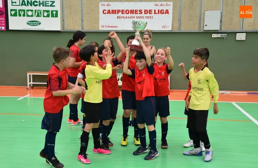 Foto 11 - El Benjam&iacute;n A del III Columnas levanta la copa de campeones de Liga