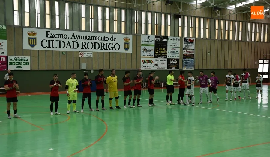 Foto 3 - El III Senior gana al Domotec Le&oacute;n &lsquo;pidiendo la hora&rsquo; tras un peculiar partido