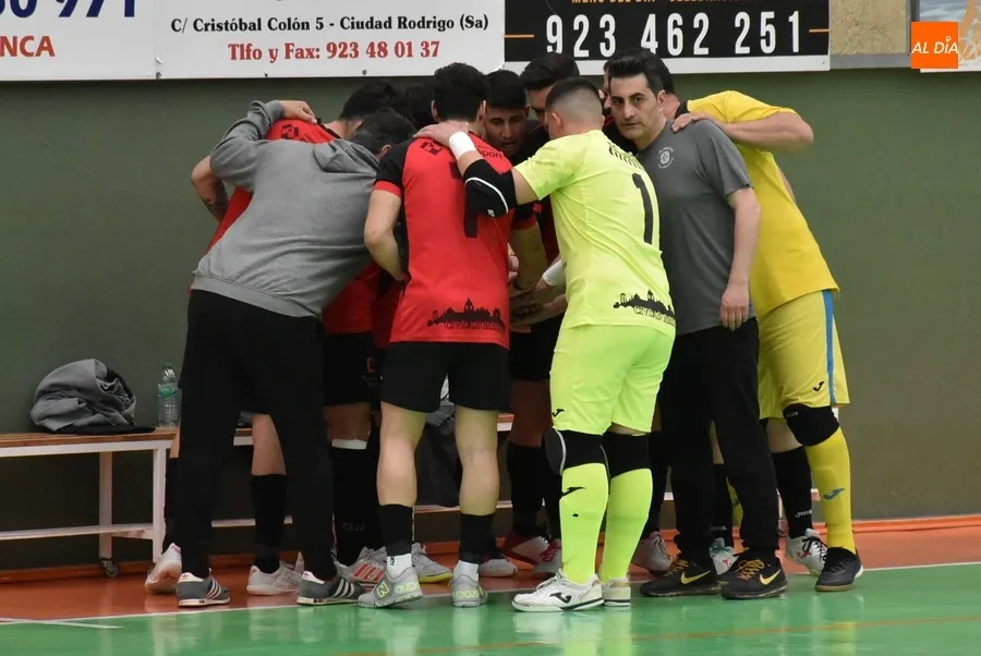 Foto 4 - El III Senior gana al Domotec Le&oacute;n &lsquo;pidiendo la hora&rsquo; tras un peculiar partido