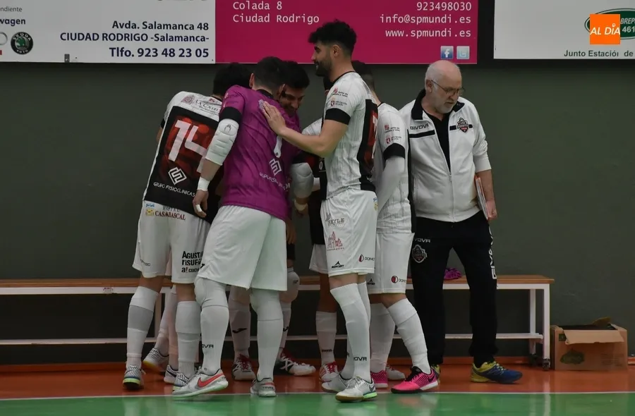Foto 5 - El III Senior gana al Domotec Le&oacute;n &lsquo;pidiendo la hora&rsquo; tras un peculiar partido