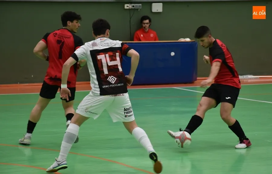 Foto 6 - El III Senior gana al Domotec Le&oacute;n &lsquo;pidiendo la hora&rsquo; tras un peculiar partido