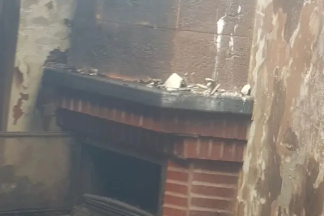 Foto 5 - Dos dotaciones de Bomberos de Pe&ntilde;aranda trabajan en la extinci&oacute;n de un potente incendio en una vivienda en Gimialc&oacute;n