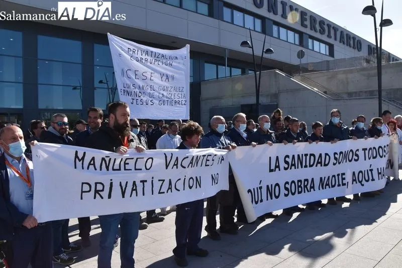 El personal de mantenimiento del Hospital de Salamanca en la concentración de este miércoles | FOTOS: Vanesa Martins 