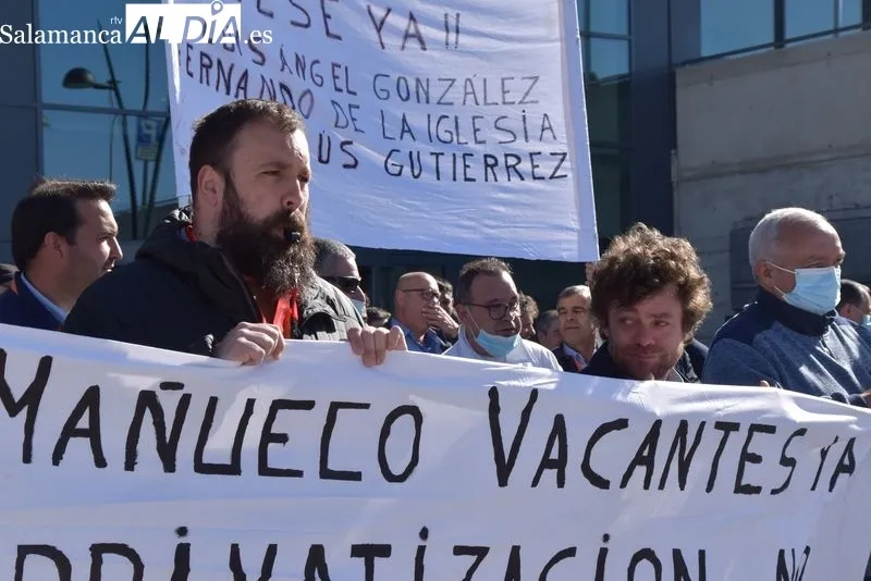 El personal de mantenimiento del Hospital de Salamanca en la concentración de este miércoles | FOTOS: Vanesa Martins 