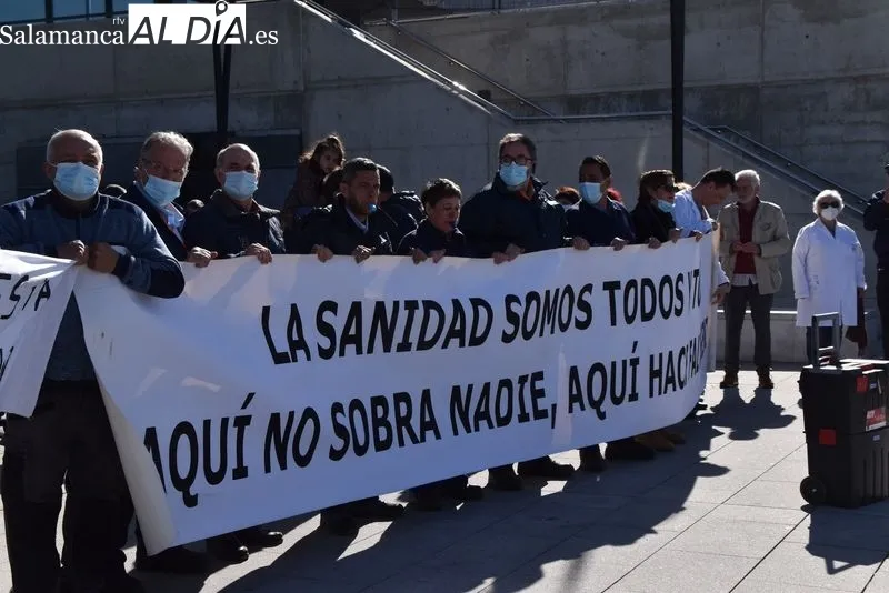 El personal de mantenimiento del Hospital de Salamanca en la concentración de este miércoles | FOTOS: Vanesa Martins 
