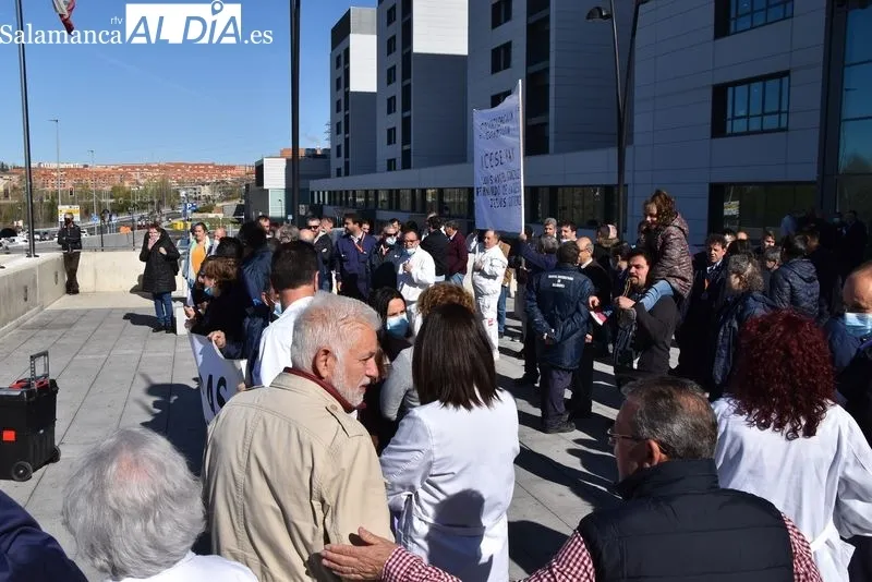 El personal de mantenimiento del Hospital de Salamanca en la concentración de este miércoles | FOTOS: Vanesa Martins 