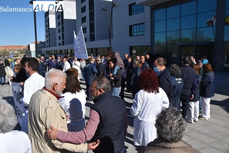 El personal de mantenimiento del Hospital de Salamanca en la concentración de este miércoles | FOTOS: Vanesa Martins 