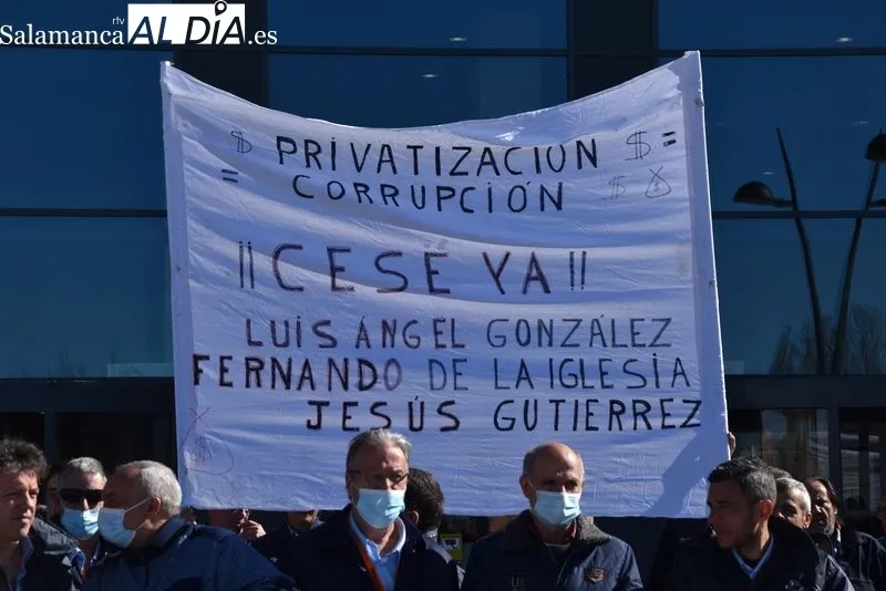 El personal de mantenimiento del Hospital de Salamanca en la concentración de este miércoles | FOTOS: Vanesa Martins 