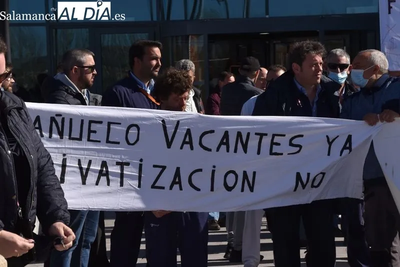 El personal de mantenimiento del Hospital de Salamanca en la concentración de este miércoles | FOTOS: Vanesa Martins 