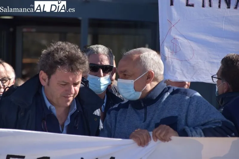 El personal de mantenimiento del Hospital de Salamanca en la concentración de este miércoles | FOTOS: Vanesa Martins 