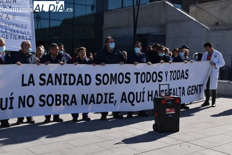 El personal de mantenimiento del Hospital de Salamanca en la concentración de este miércoles | FOTOS: Vanesa Martins 