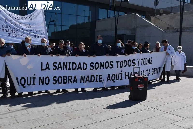 El personal de mantenimiento del Hospital de Salamanca en la concentración de este miércoles | FOTOS: Vanesa Martins 