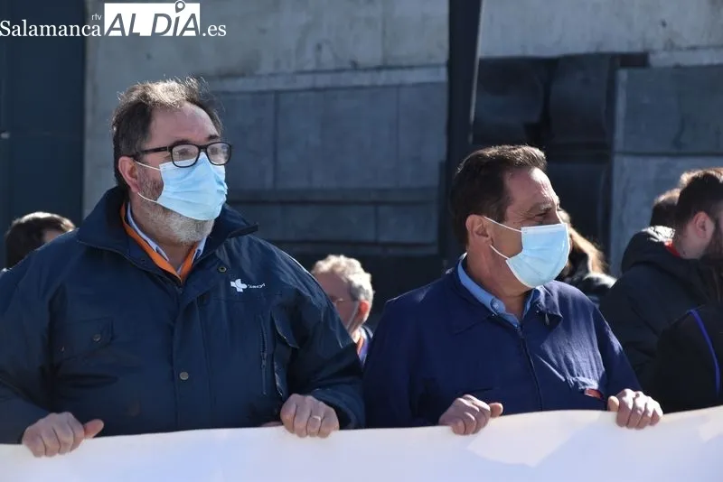El personal de mantenimiento del Hospital de Salamanca en la concentración de este miércoles | FOTOS: Vanesa Martins 
