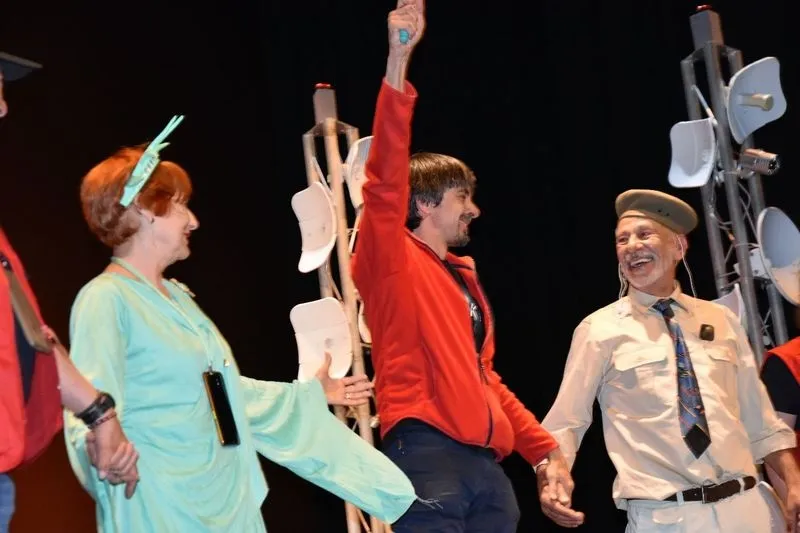 Foto 4 - El capitalismo del desastre sube al escenario con Komo Teatro