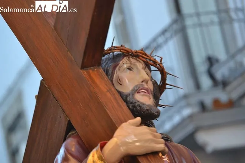 Foto 6 - El Santo Entierro enmudece a las calles de B&eacute;jar