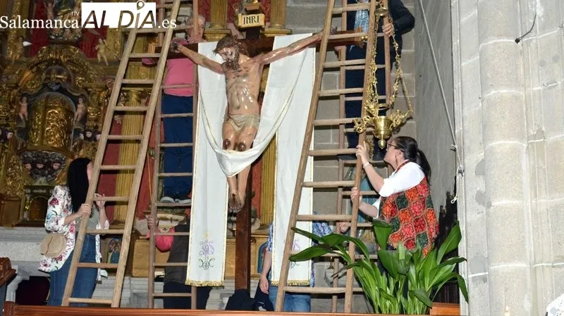 Foto 11 - Lumbrales escenifica un a&ntilde;o m&aacute;s el tradicional acto del Descendimiento de la Cruz