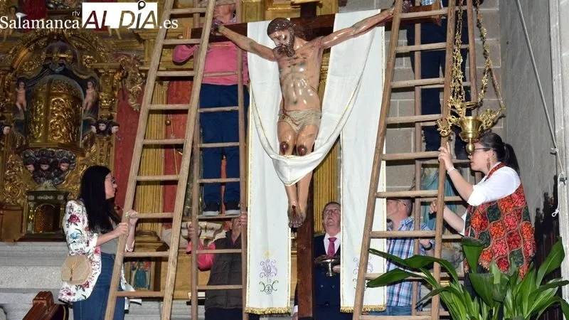 Foto 9 - Lumbrales escenifica un a&ntilde;o m&aacute;s el tradicional acto del Descendimiento de la Cruz