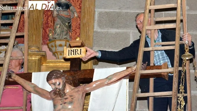Foto 8 - Lumbrales escenifica un a&ntilde;o m&aacute;s el tradicional acto del Descendimiento de la Cruz
