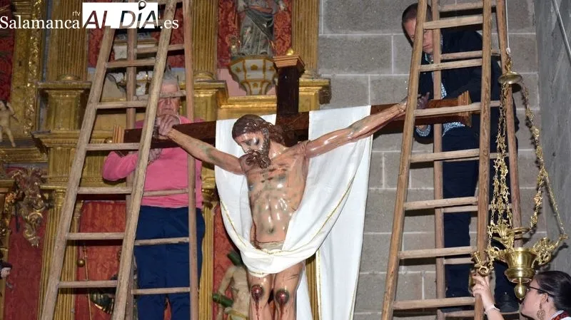 Foto 7 - Lumbrales escenifica un a&ntilde;o m&aacute;s el tradicional acto del Descendimiento de la Cruz
