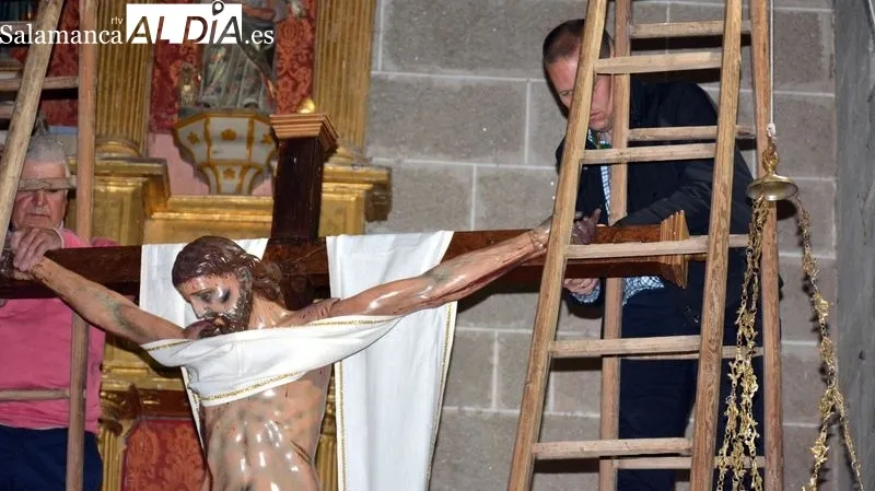 Foto 6 - Lumbrales escenifica un a&ntilde;o m&aacute;s el tradicional acto del Descendimiento de la Cruz