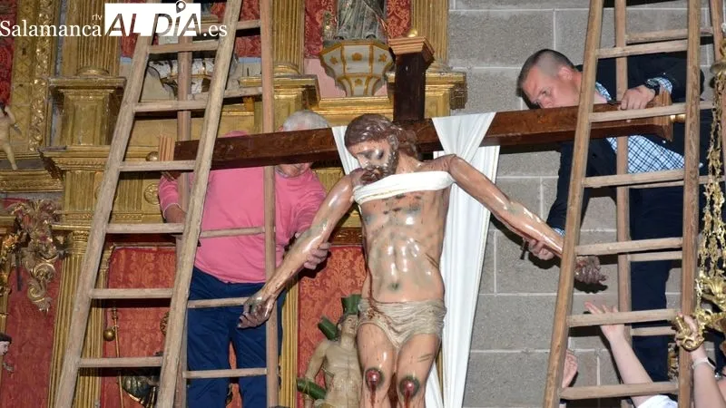 Foto 5 - Lumbrales escenifica un a&ntilde;o m&aacute;s el tradicional acto del Descendimiento de la Cruz