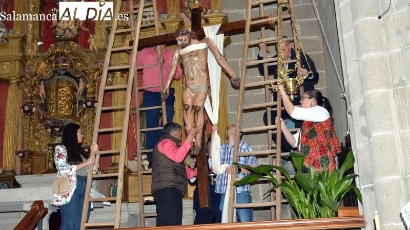 Foto 4 - Lumbrales escenifica un a&ntilde;o m&aacute;s el tradicional acto del Descendimiento de la Cruz