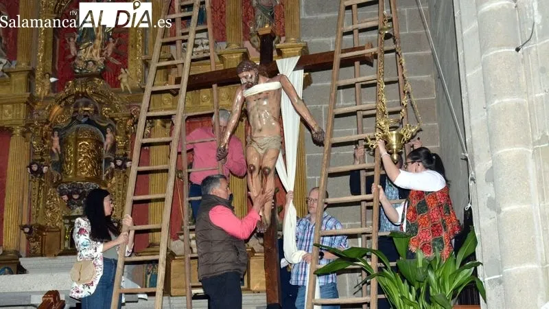 Foto 3 - Lumbrales escenifica un a&ntilde;o m&aacute;s el tradicional acto del Descendimiento de la Cruz