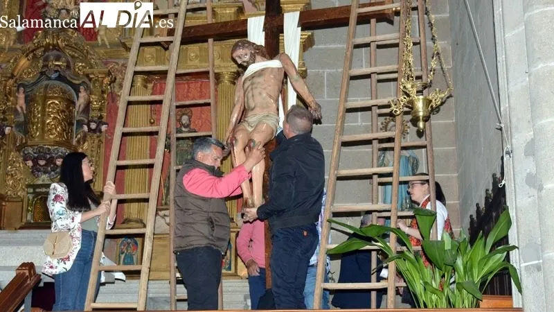 Foto 2 - Lumbrales escenifica un a&ntilde;o m&aacute;s el tradicional acto del Descendimiento de la Cruz
